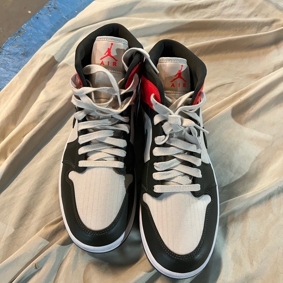 Nike Jordan’s Mids Retro 1 - Picture 3 of 5